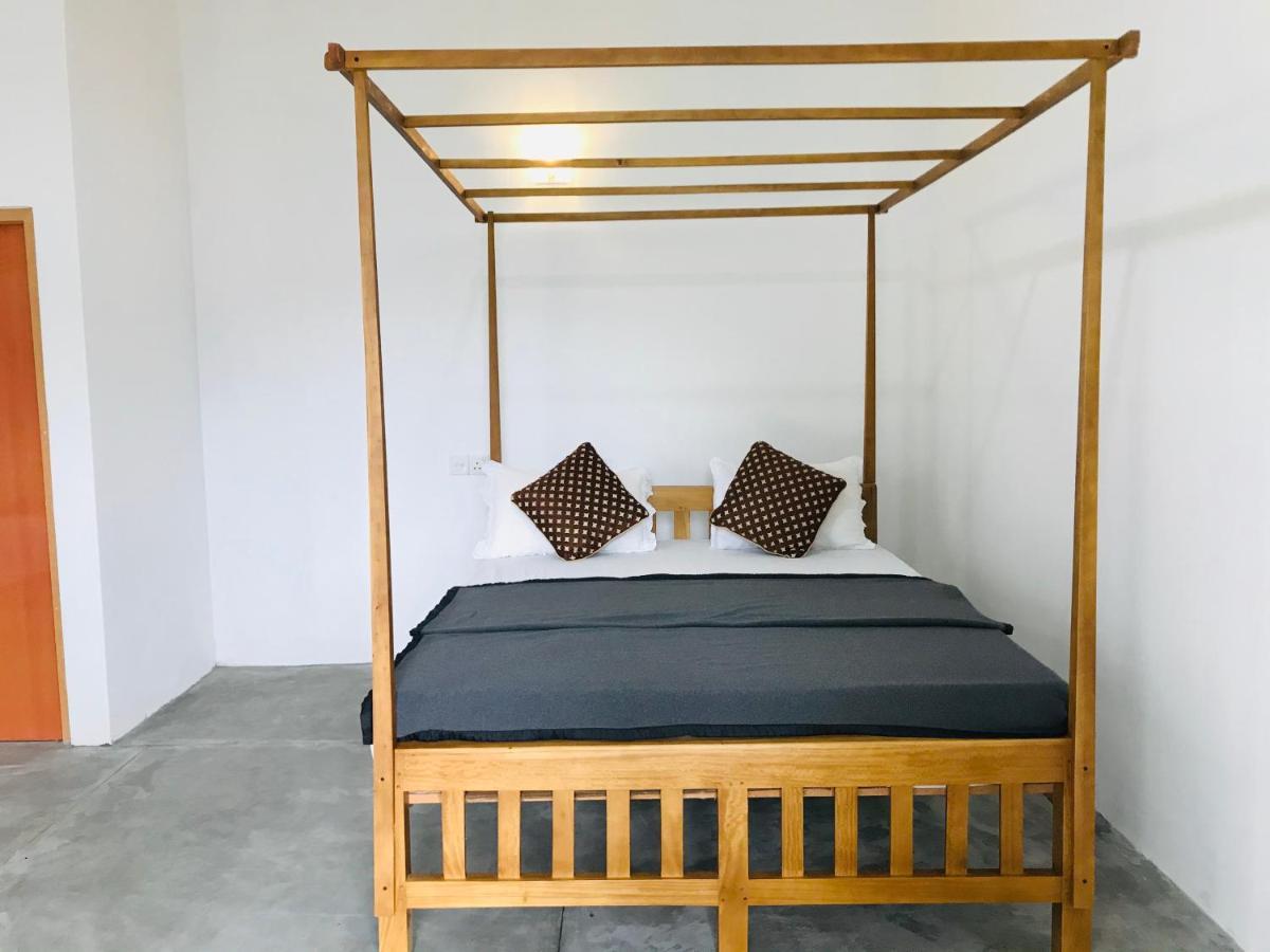 Montes Ella Bed & Breakfast エクステリア 写真