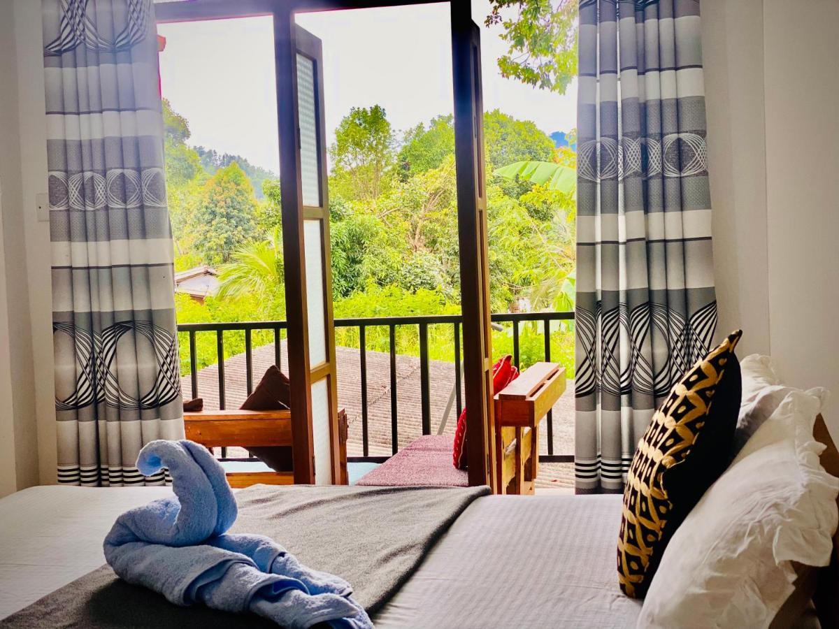 Montes Ella Bed & Breakfast エクステリア 写真