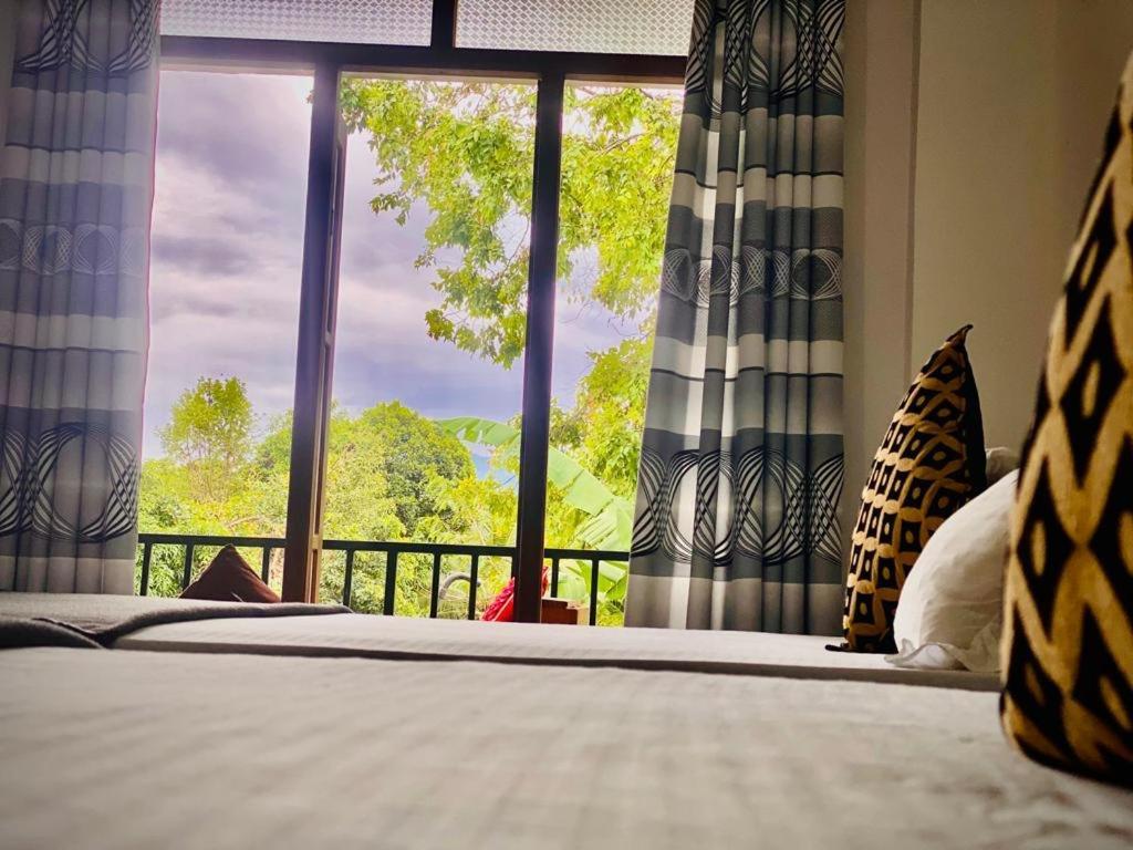 Montes Ella Bed & Breakfast エクステリア 写真