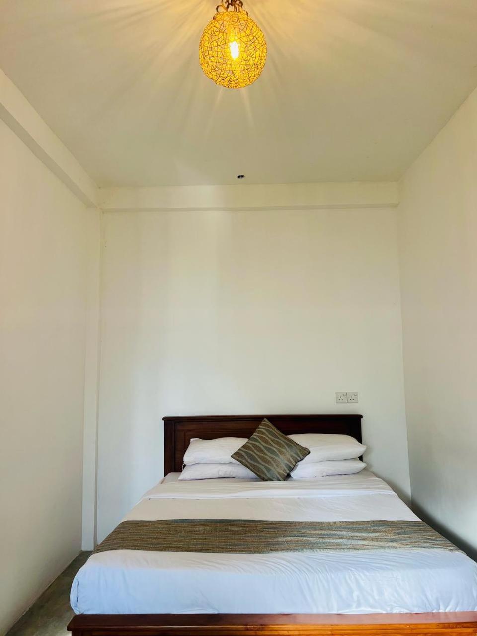 Montes Ella Bed & Breakfast エクステリア 写真