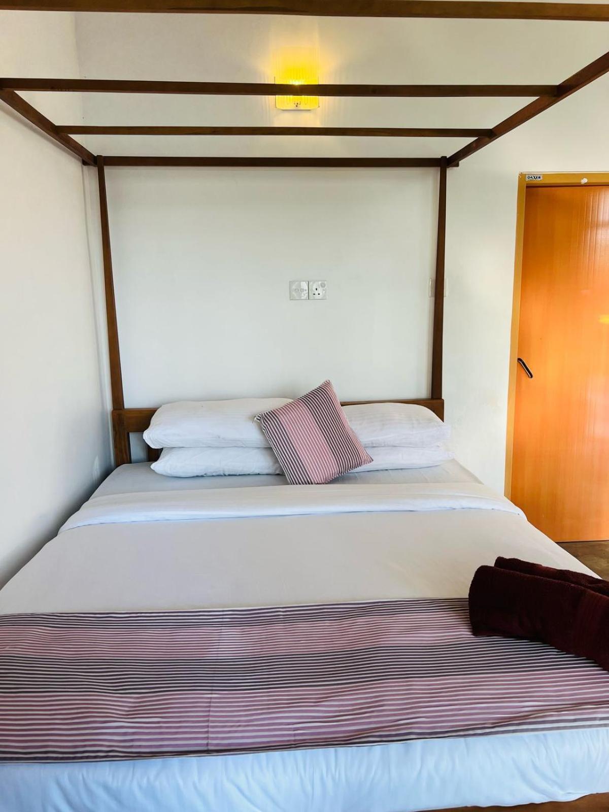 Montes Ella Bed & Breakfast エクステリア 写真