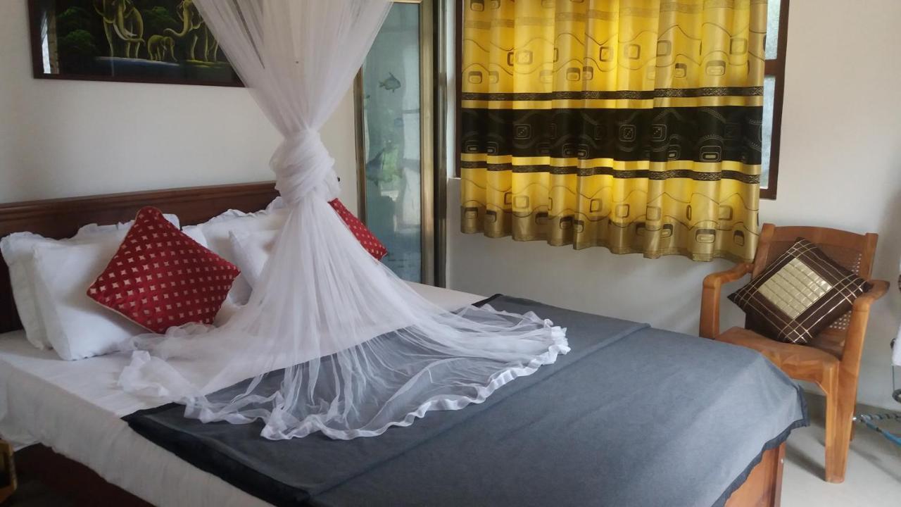 Montes Ella Bed & Breakfast エクステリア 写真