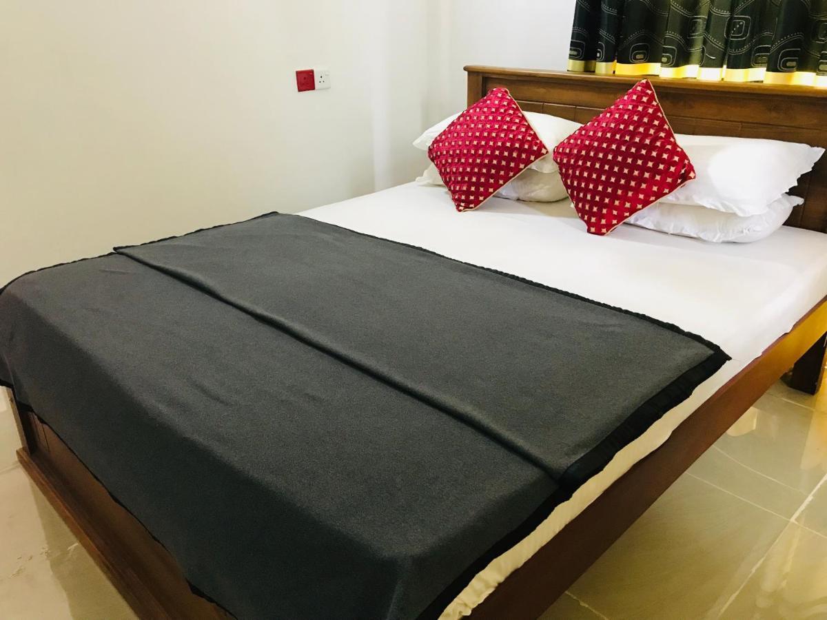 Montes Ella Bed & Breakfast エクステリア 写真